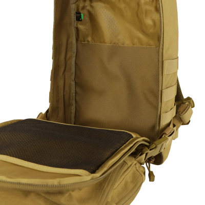 Mochila bege com vários compartimentos e interior em malha preta