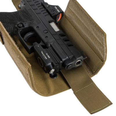 Pistola preta com apontador laser em bolsa bege