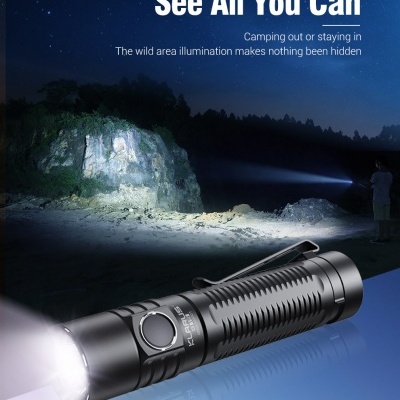 Lanterna táctica preta emitindo luz forte para iluminar área rochosa à noite.