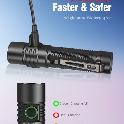Lanterna táctica preta com botão verde e cabo USB, texto sobre taxas de carga e indicação de LED colorido