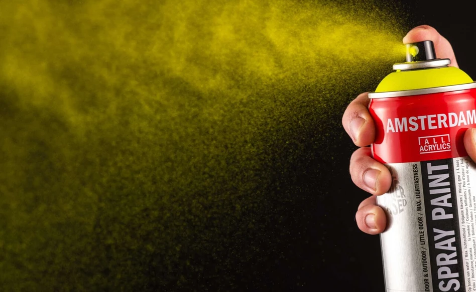 Lata de spray de tinta AMSTERDAM a pulverizar tinta amarela no ar