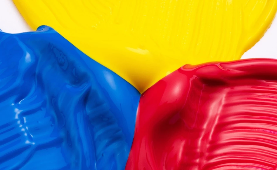 Tinta azul, amarela e vermelha com texturas sobre fundo branco