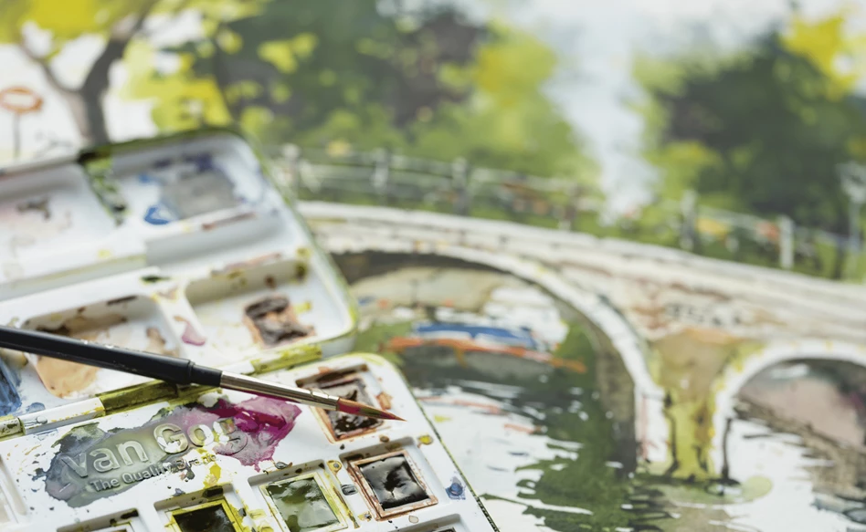 Paleta de tinta branca com pincel e pintura de ponte em tinta aquarela