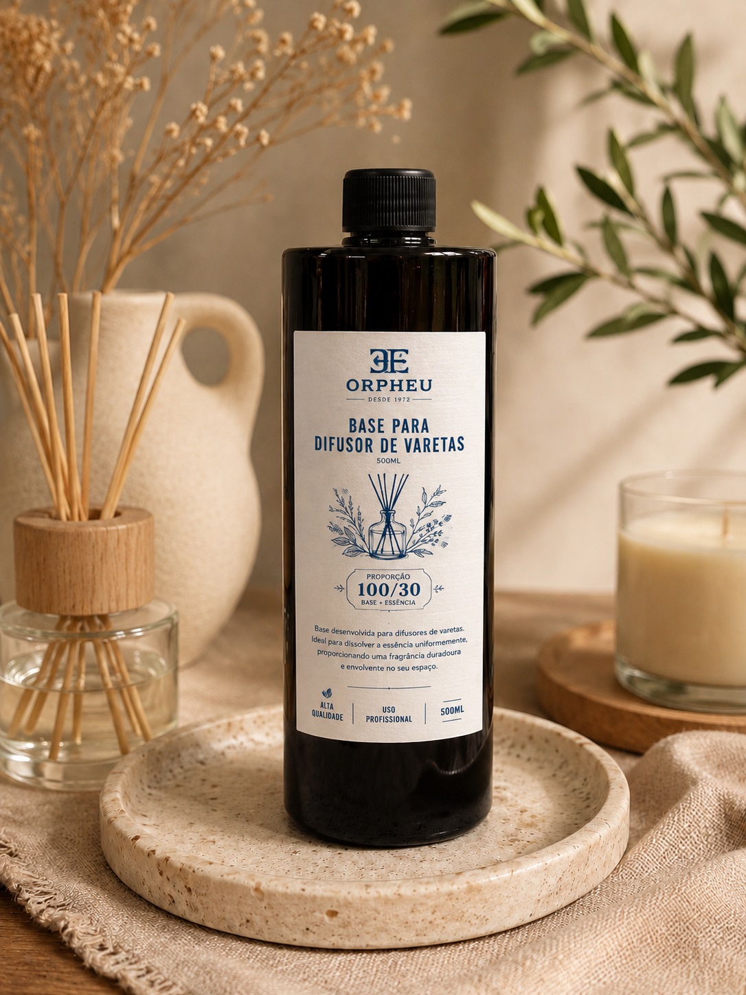 Base Difusor Varetas (Mikados)-500ml Frasco preto de base para difusor de varetas Orpheu com etiqueta branca azul em bandeja de pedra clara