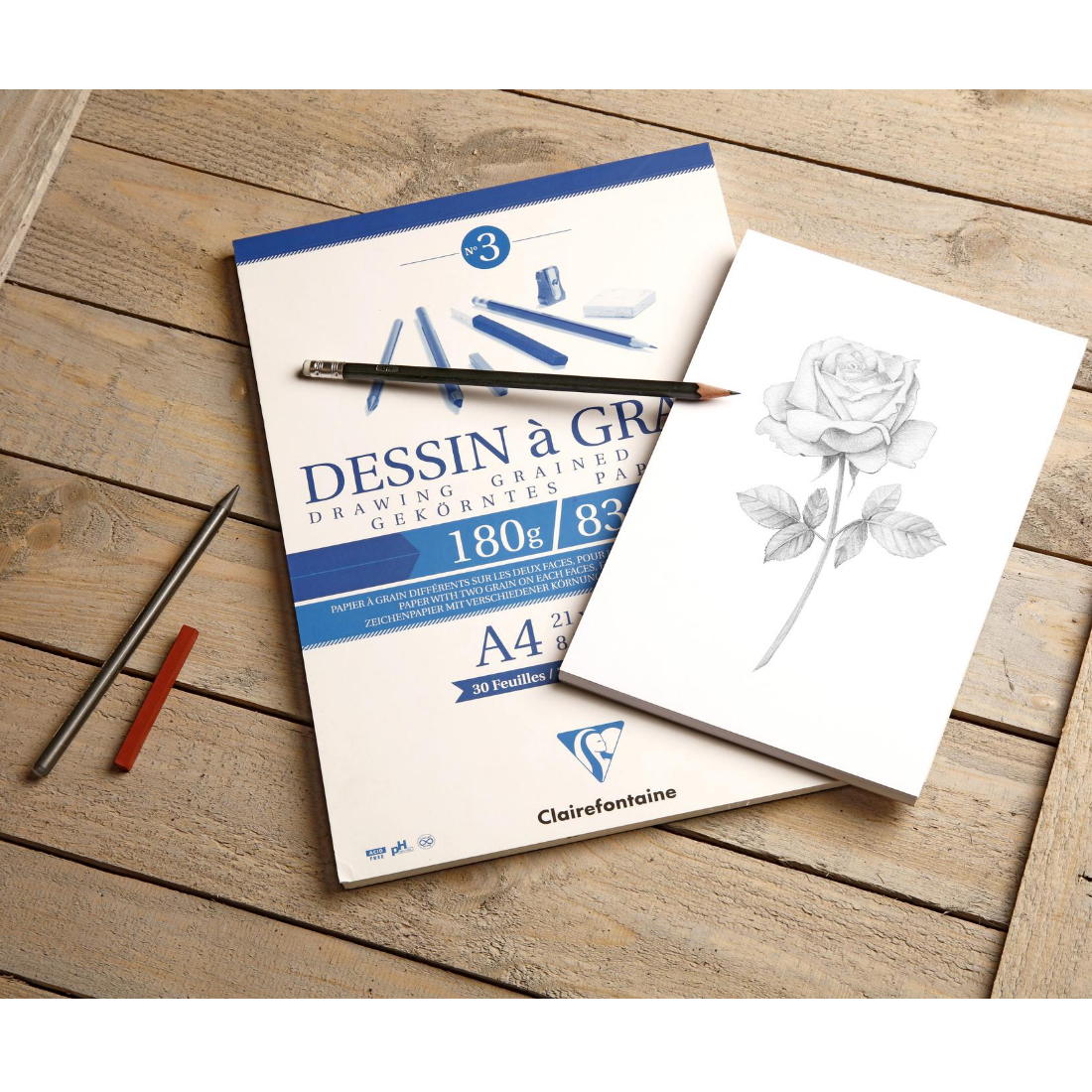 Bloco de papel de desenho com caderno com desenho de rosa e lápis