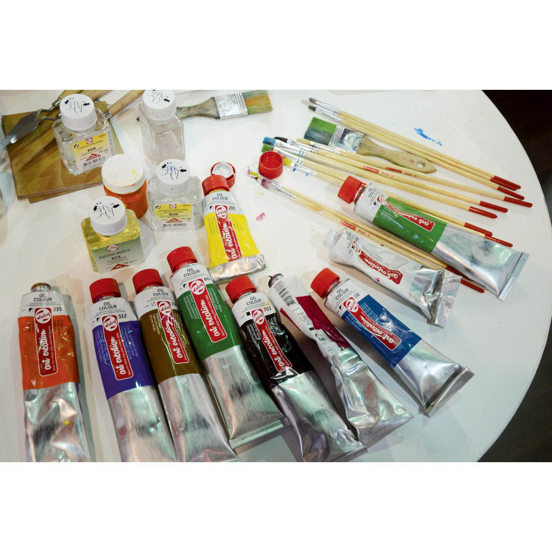 Curso de Desenho e Pintura - OnLine Tinta de óleo, pincéis e verniz sobre mesa branca