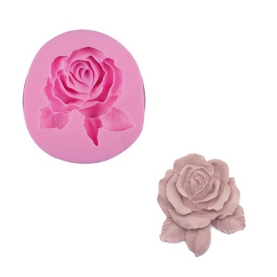 Molde de silicone rosa em formato de flor com flor rosada ao lado