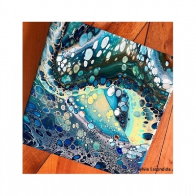 Quadro abstrato colorido em tons de azul e verde com padrão de bolhas