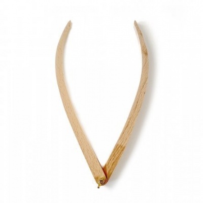 Ponteiro de madeira claro em fundo branco