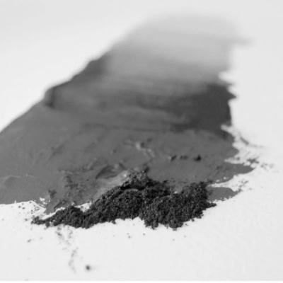 Pigmento em pó preto e mancha preta numa superfície branca