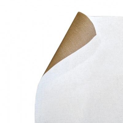 Toalha de mesa branca com verso castanho revelado