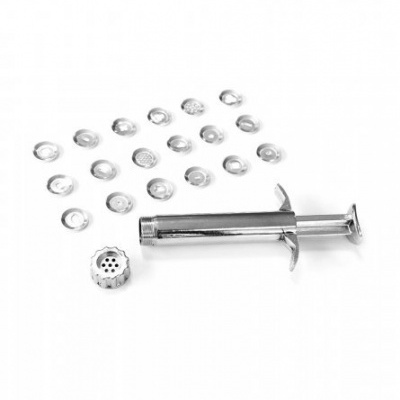 Extrusora de metal prateado com várias matrizes redondas para massas em fundo branco