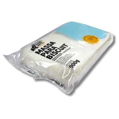 Pacote de massa para biscuit branca embalado em plástico transparente com etiquetas azul e amarela