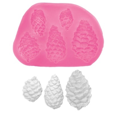 Molde rosa de silicone com cavidades de pinhas e réplicas brancas de pinhas em vários tamanhos