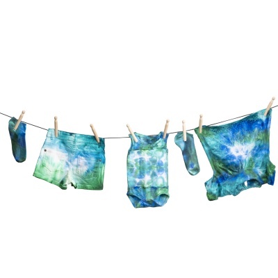 Roupas de bebé coloridas penduradas num estendal