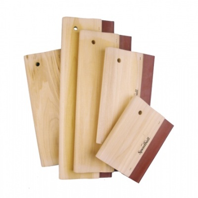 Conjunto de tábuas de madeira com cantos arredondados, parte lateral castanha e furo para pendurar.