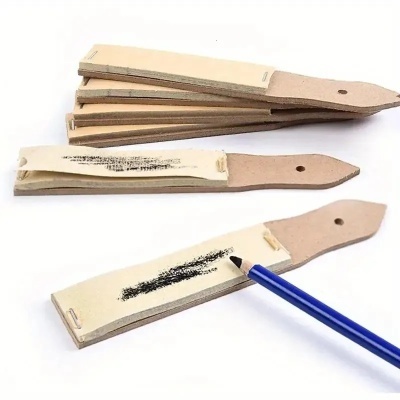 Conjunto de afiadores de facas em couro com suporte castanho e tira branca com traço preto, com lápis azul aplicado.