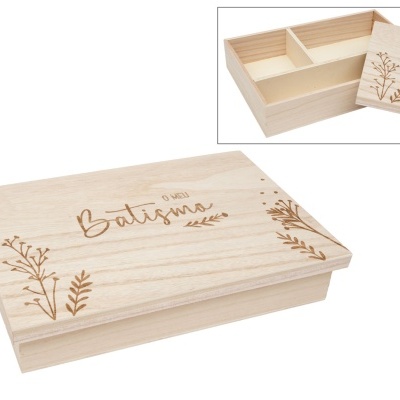 Caixa de madeira clara com tampa gravada com a palavra Batismo e desenhos de plantas