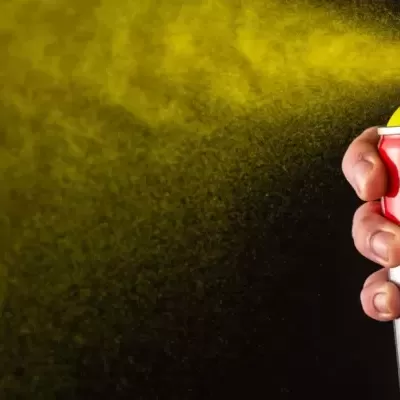 Lata de spray de tinta AMSTERDAM a pulverizar tinta amarela no ar