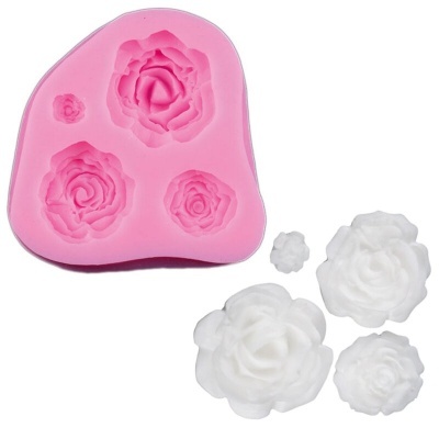 Molde de silicone rosa com cavidades de rosas e flores brancas moldadas