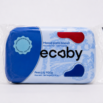 Embalagem de massa para biscuit ecologicamente correta de 900g em plástico transparente com cores azul claro, azul escuro e vermelho.