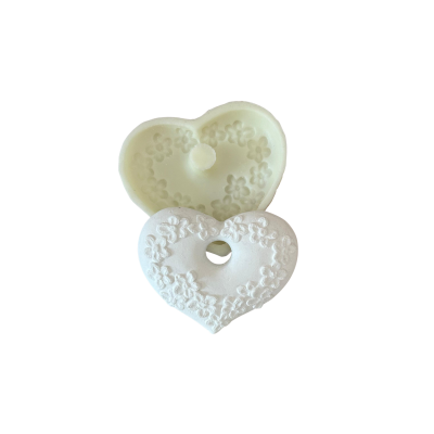 Moldes em coração branco com detalhes florais e orifício central
