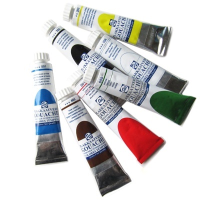 Seis tubos coloridos de tinta guache sobre fundo branco.