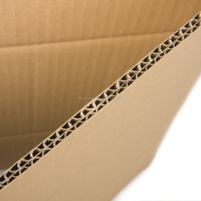 Detalhe de cartão ondulado castanho claro com textura das camadas internas