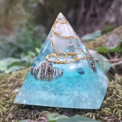Pirâmide decorativa em resina transparente com pedras e fios dourados e prateados