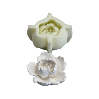 Molde de silicone branco em forma de flor e uma flor branca detalhada.
