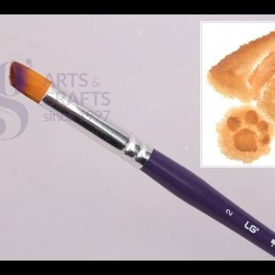 Pincel roxo com cerda amarela e ilustração de cão ao fundo