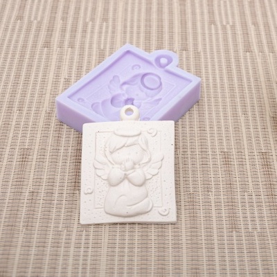 Moldes de silicone lilás para peças decorativas de coelho com flor sobre superfície bege e planta artificial