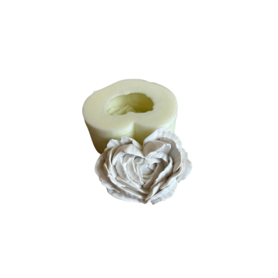 Molde em silicone amarelo claro e flor branca em forma de coração