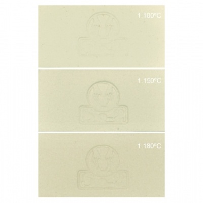 Três amostras cerâmicas bege com logotipo em relevo e temperatura 1.100ºC, 1.150ºC, 1.180ºC.