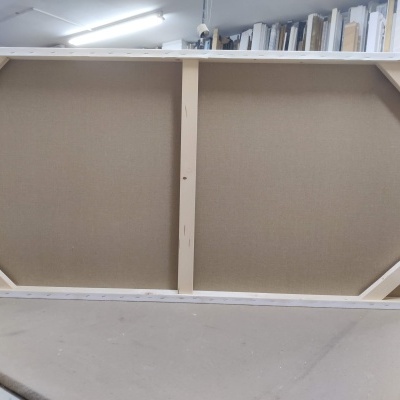 Tela de pintura com moldura de madeira clara vista do verso