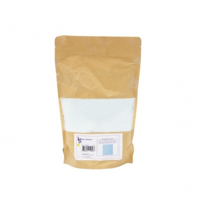 Embalagem kraft com janela transparente contendo pó branco