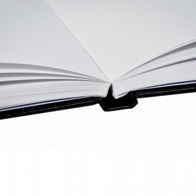 Livro aberto capa preta e páginas brancas