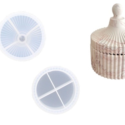 Dois tampas brancas redondas e um pote decorativo com tampa cor bege e rosa