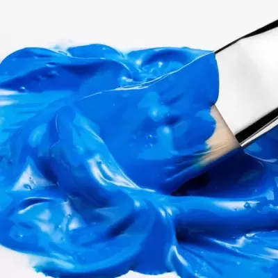 Pincel a espalhar tinta azul brilhante