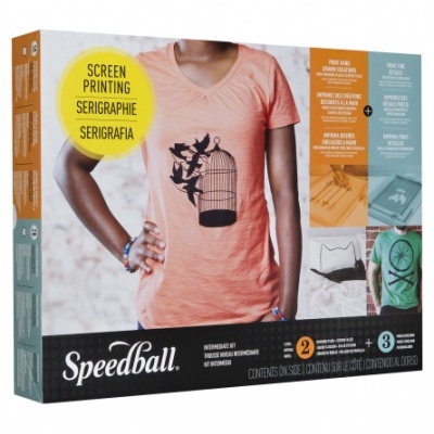 Kit de serigrafia Speedball com t-shirt rosa estampada, texto em várias línguas e detalhes coloridos