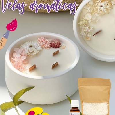 Velas aromáticas brancas com flores secas, óleo e cera em grânulos ao lado
