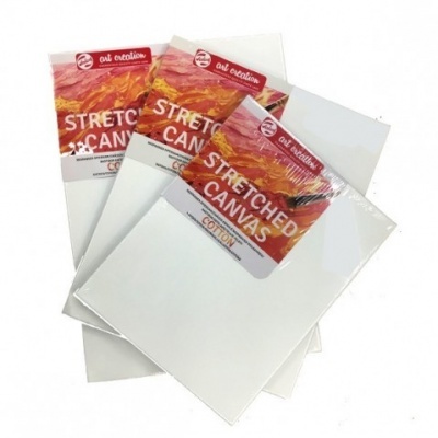 Três telas de algodão esticadas para pintura, embaladas em plástico com etiquetas vermelhas e alaranjadas