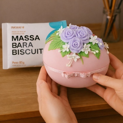Caixa rosa redonda decorada com flores e pacote branco de massa para biscuit INKWAY