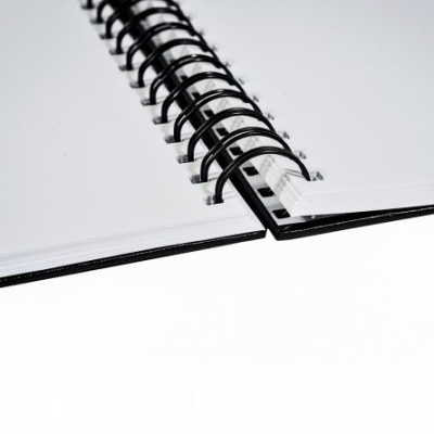 caderno espiral com capa branca e folhas brancas