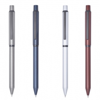 Quatro canetas metálicas coloridas em linha