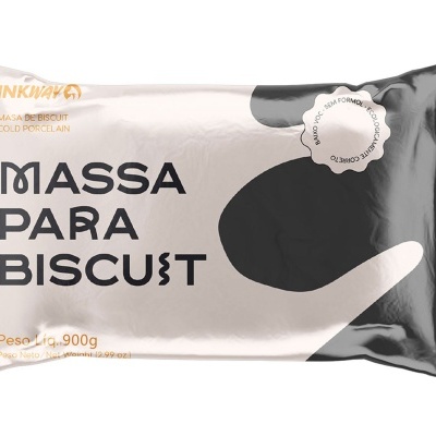 Massa para biscuit em embalagem plástica preta e branca com texto em português