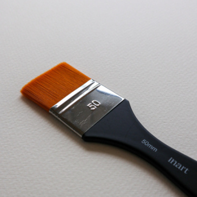 Pincel de pintura com cerdas laranja e cabo preto em fundo branco