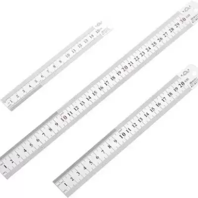 Três réguas transparentes com escala em centímetros
