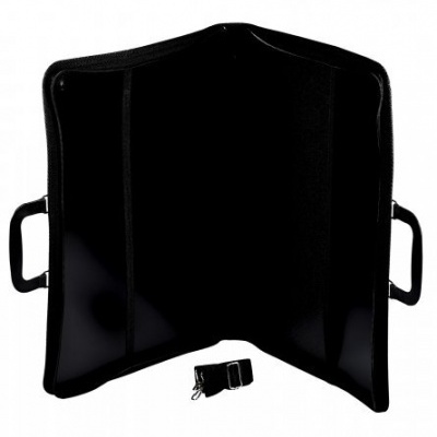 Carteira ou organizador preto aberto com alças laterais e acessório pequeno