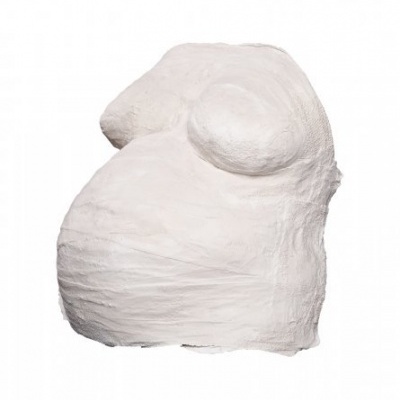 Busto branco de gesso de mulher grávida com textura rugosa